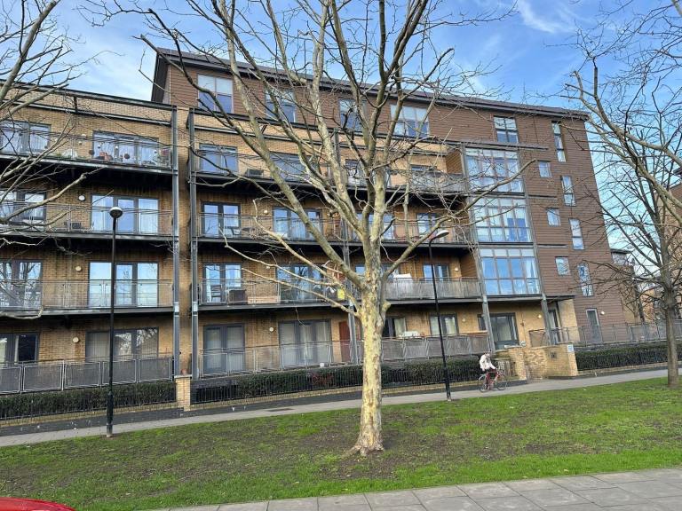 One bed pent-house flat with stunning views in Clapton with secure parking