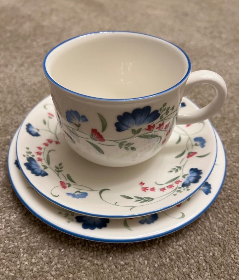 Windermere Expressions Royal Doulton 18 Piece English China Tea Set - With Presentation Gift Box