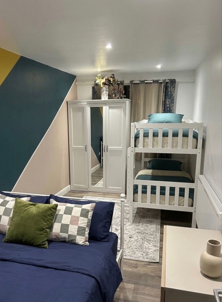 3 persons share Tooting