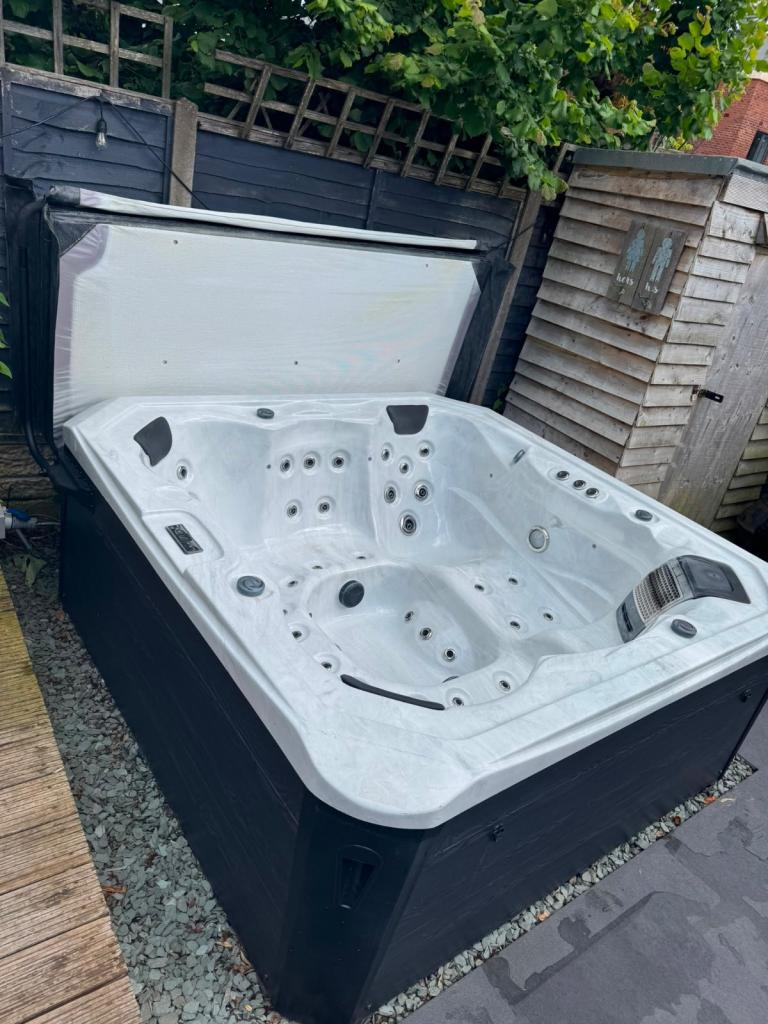 6 Seater Hot Tub 