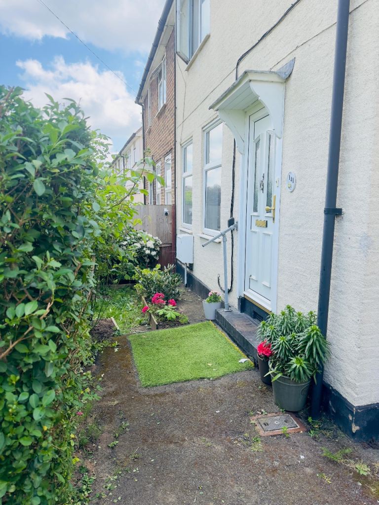 3 BED HOUSE WITH GARDEN 