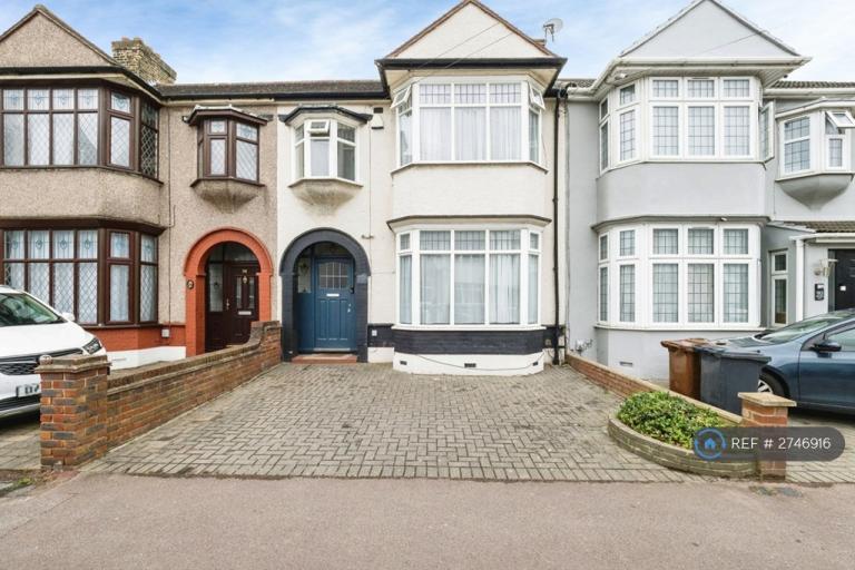 4 bedroom house in Westrow Drive, Barking, IG11 (4 bed) (#2746916)