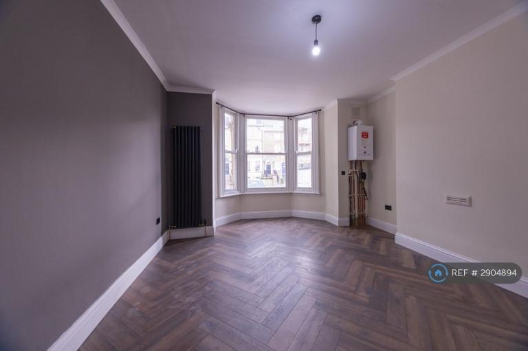 2 bedroom flat in Romford Road, London, E15 (2 bed) (#2904894)
