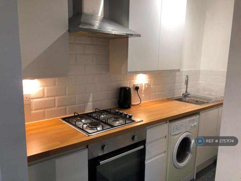 1 bedroom flat in Old Lansdowne Road, Manchester, M20 (1 bed) (#2757174)