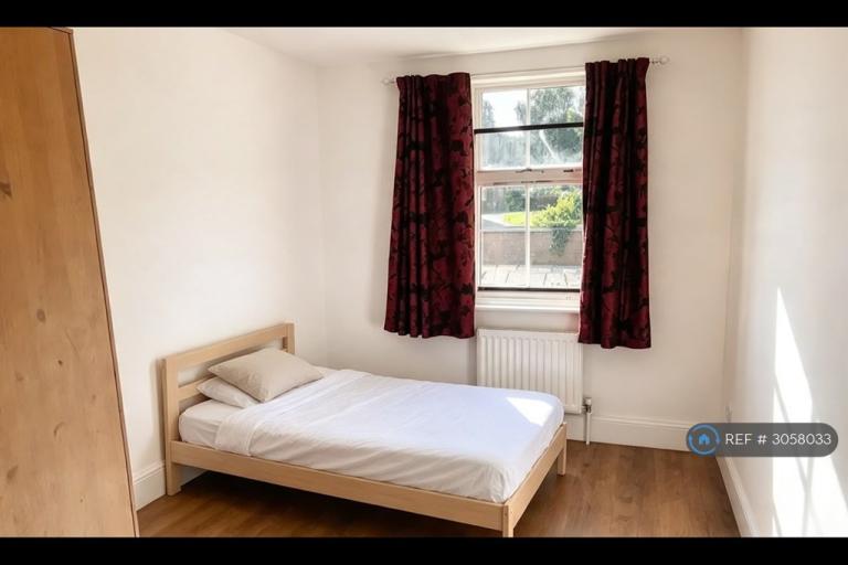 2 bedroom flat in Hermit Road, Canning, E16 (2 bed) (#3058033)