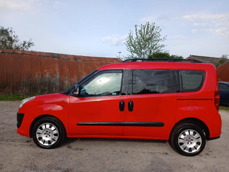 Fiat DOBLO 2012, Manual