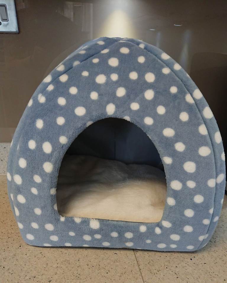 Car ingloo bed with removable cushion new