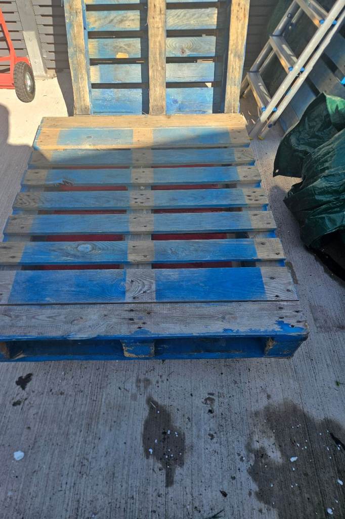 Four wooden pallets free to takeaway