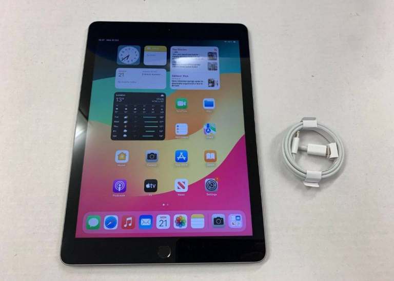 Apple iPad Space Grey IOS 18.7.7 (2026) WiFi Cellular Original Box