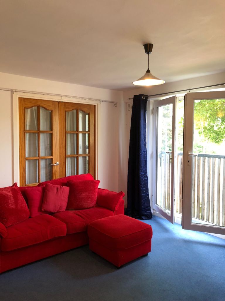 STUDENTS - 3 DOUBLE BEDROOM FLAT  - JUNE