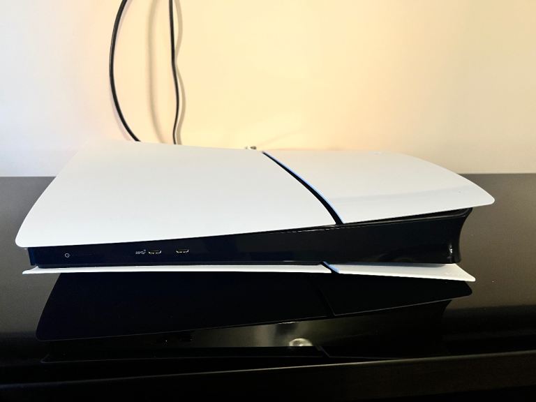 PlayStation 5 Digital With 2 pads 