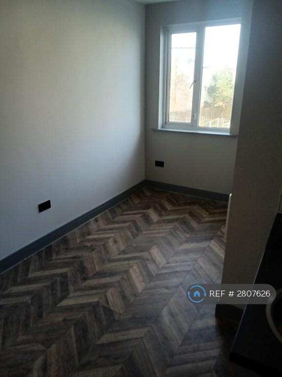 Studio flat in St Mary's Road, London, N9 (#2807626)