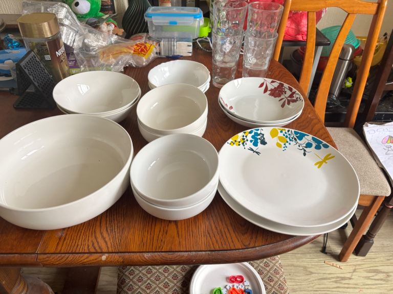Dinner sets cooking plates and bowls 