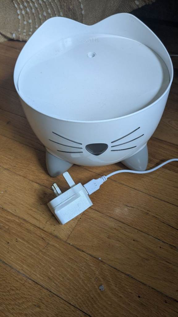 Cat drinking fountain (Catit Pixi 2.5L)