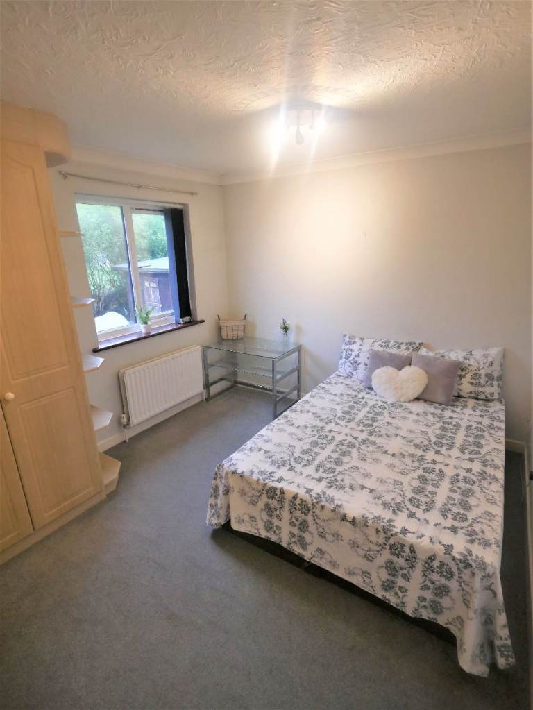 Double room to let in a HMO near Branksome Park area