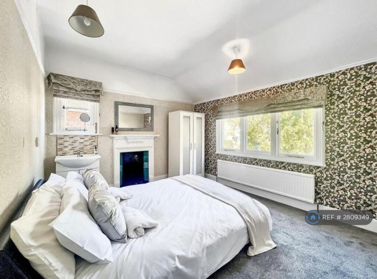 1 bedroom in Foxley Lane, Purlsy, CR8 (#2809349)