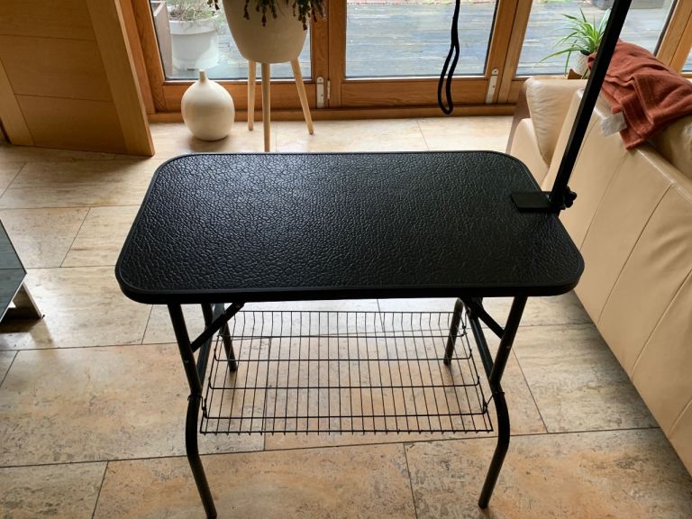 Dog grooming table