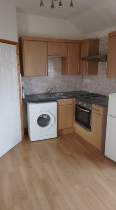 1 bed flat modern (part bills included) 