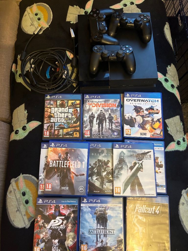 PS4 console 3 controllers & 11 games