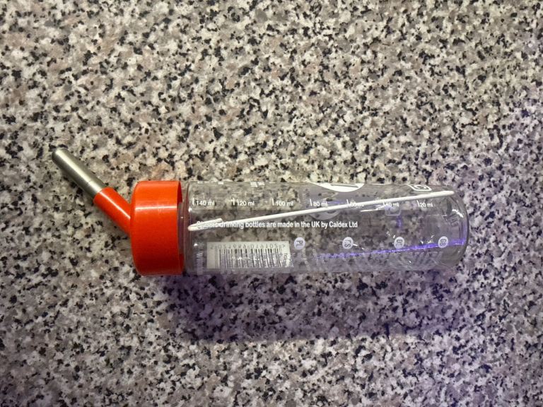 Small drinking bottle for small animals 