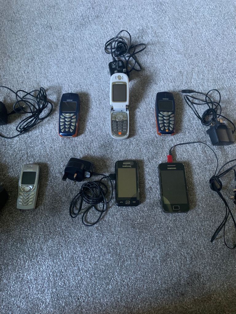 6 x Old Mobile Phones . Nokia 6100 Nokia 3510i , Samsung, Motorola 