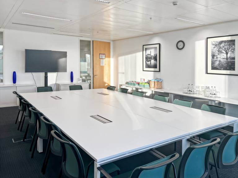 Manchester - M3 3HF \ Office for Rent with 4 Workstations