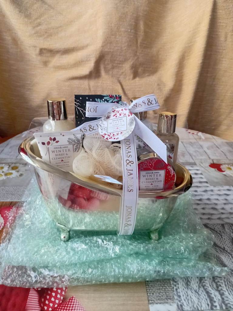 GIFT,BRAND NEW,Jonas & James Winter Berry & Clementine Beauty Gift Set – New