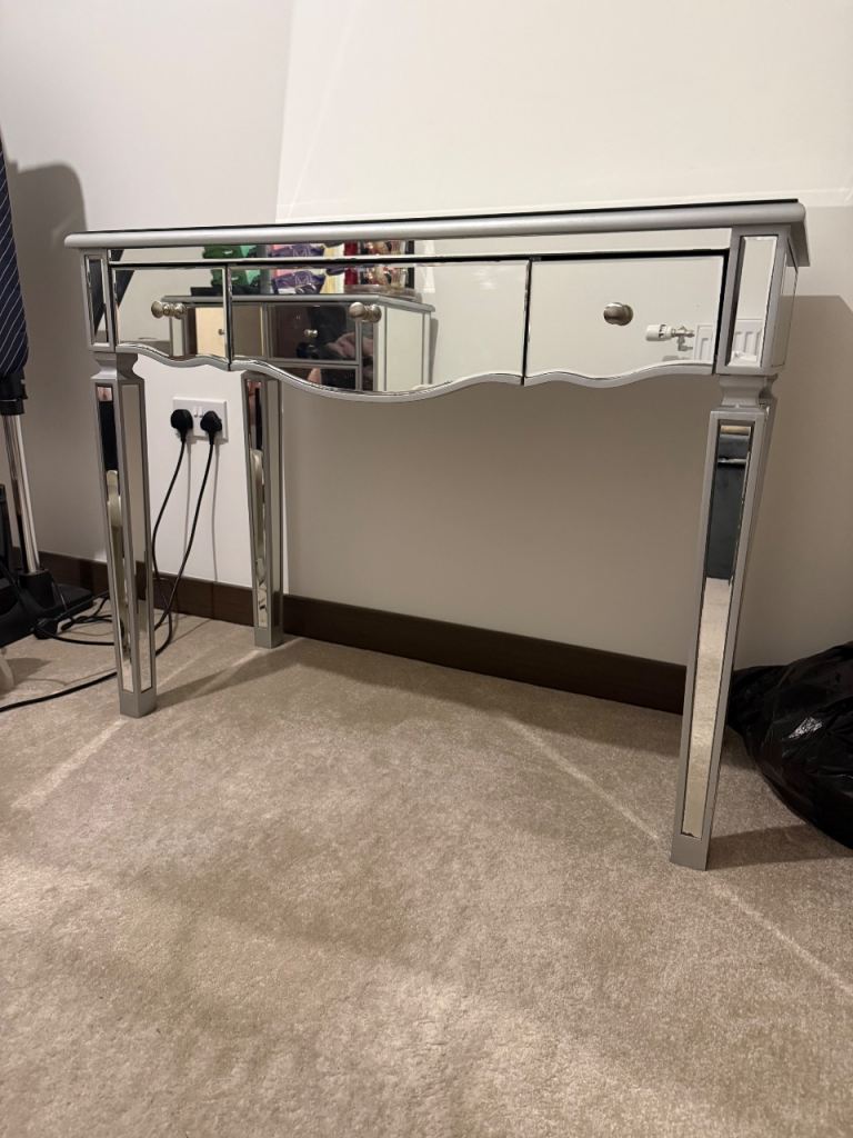Mirrored dressing table