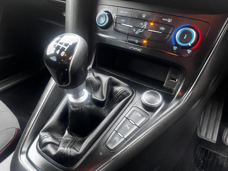 2015 Ford Focus 1.5T EcoBoost Zetec S Euro 6 (s/s) 5dr HATCHBACK Petrol Manual