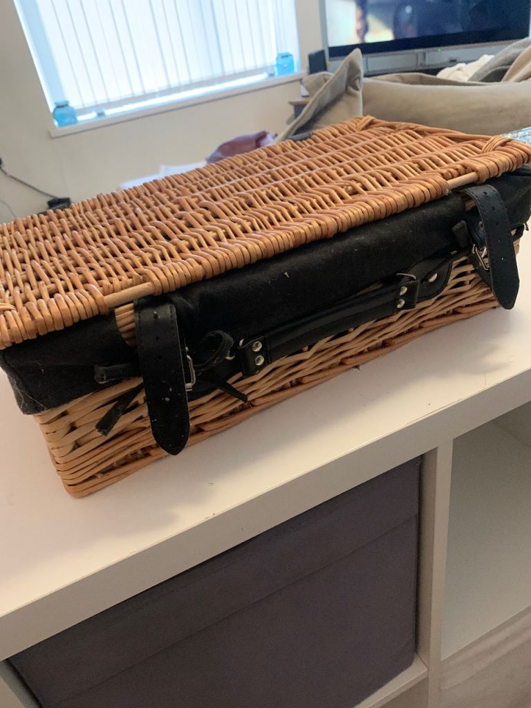 Wicker picnic style basket 