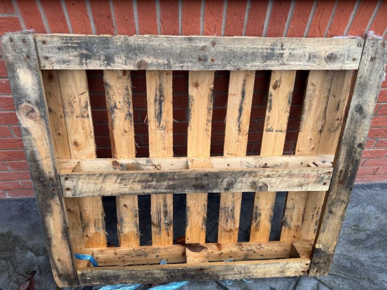 Free pallet for collection