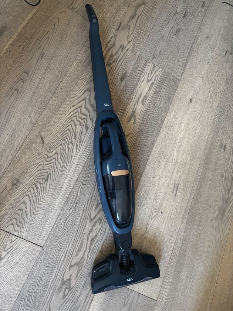 AEG Lightweight Slim Cordless Vacuum Cleaner - Still working but weak suction