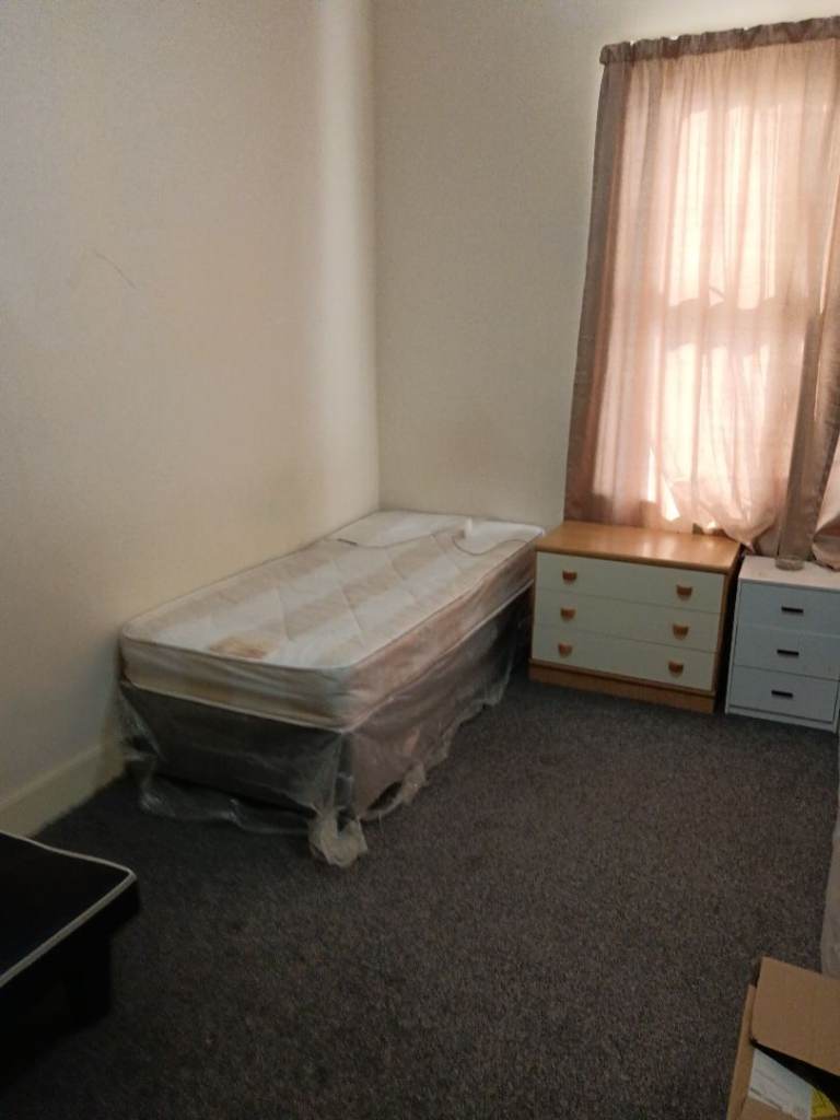 Large double room in sharing with other person 