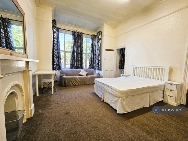 1 bedroom in Fairlop Road, London, E11 (#2714176)