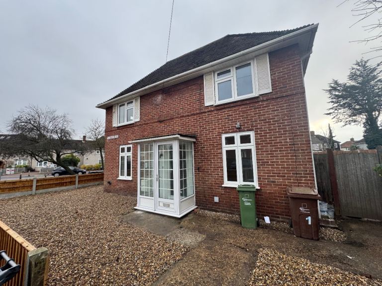 Nice 3-4 Bedroom Semi Detached House With Garden in Dagenham RM10