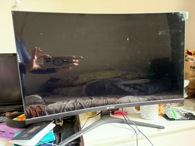 CRUA Curved Gaming Monitor – Good Condition