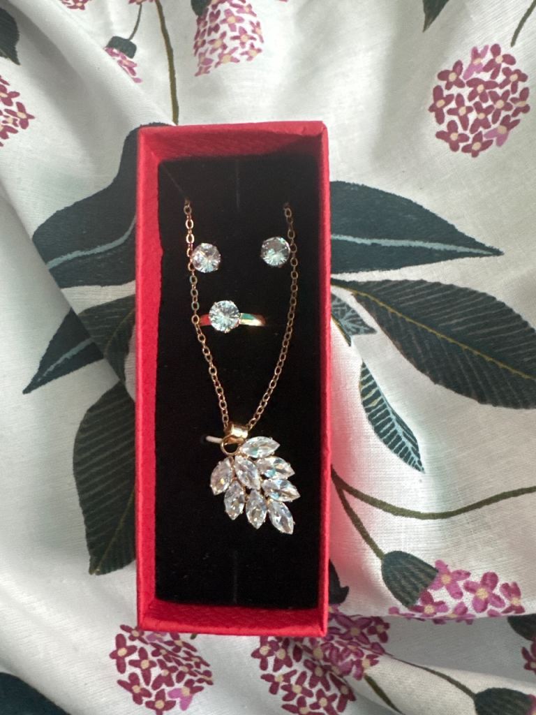 Fashion jewellery set (necklace, earrings, and ring) with crystal-style stones