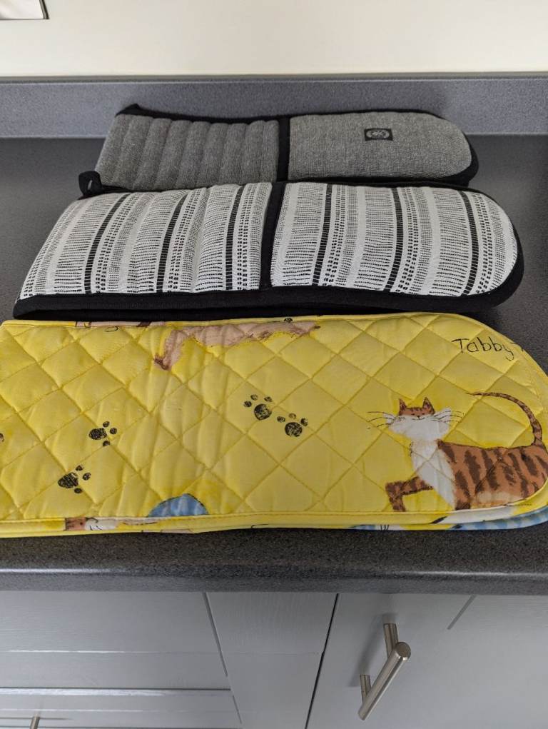 3 pairs of thick oven gloves