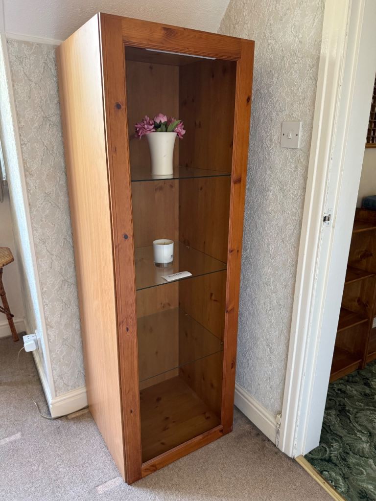 Lighted display cabinet 