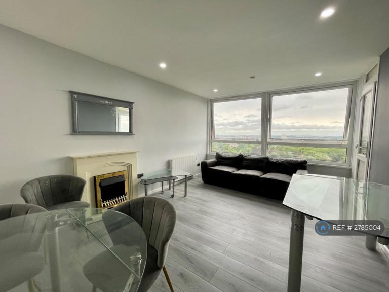 3 bedroom flat in Warwick Crest, Birmingham, B15 (3 bed) (#2785004)