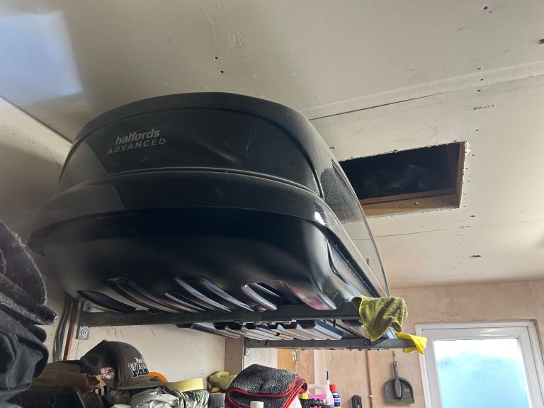 Halfords Adv 580L roof box with keys and bars etc