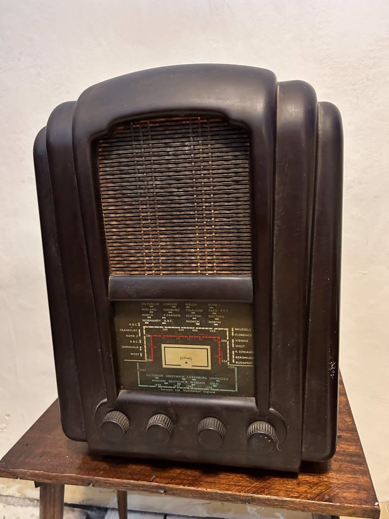Vintage FERRANTI 145 Bakelite Valve Radio