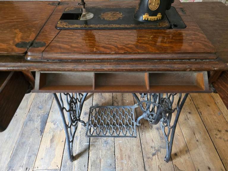 Vintage Singer Sewing Machine 