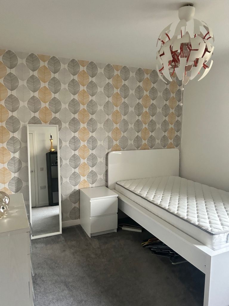 Large, Bright Double Bedroom in Modern Home – Great Transport Links