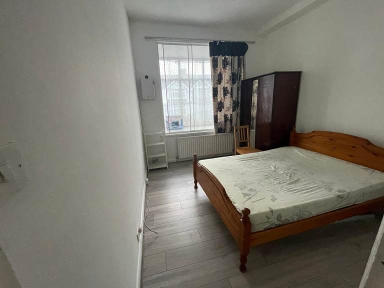 furnished 1 bed flat 2 mins away Hounslow central station