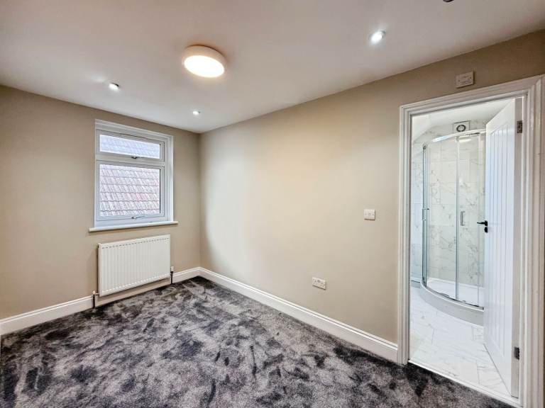 8 BEDROOM BUNGALOW TO RENT 