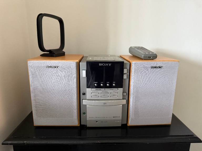 SONY COMPACT STEREO SYSTEM WITH SPEAKERS AND REMOTE