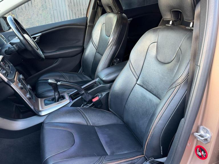 2015 Volvo V40 Cross Country 2.0 D4 Lux Nav Euro 6 (s/s) 5dr HATCHBACK Diesel Manual