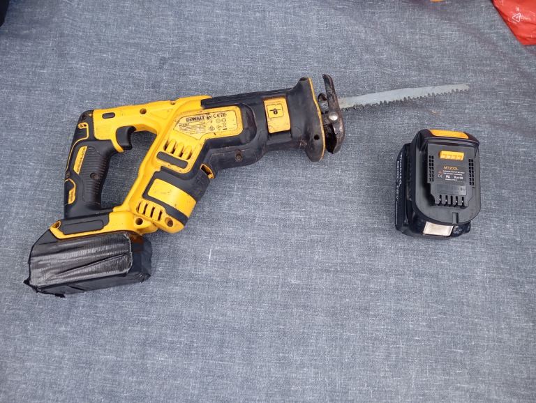 DEWALT 18V XR Reciprocating Saw with Battery, Good Condition