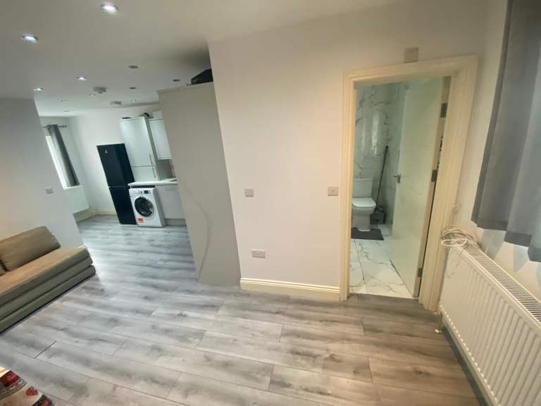 One Bed 1st floor flat to rent in Kenton, Harrow - Christchurch Ave.